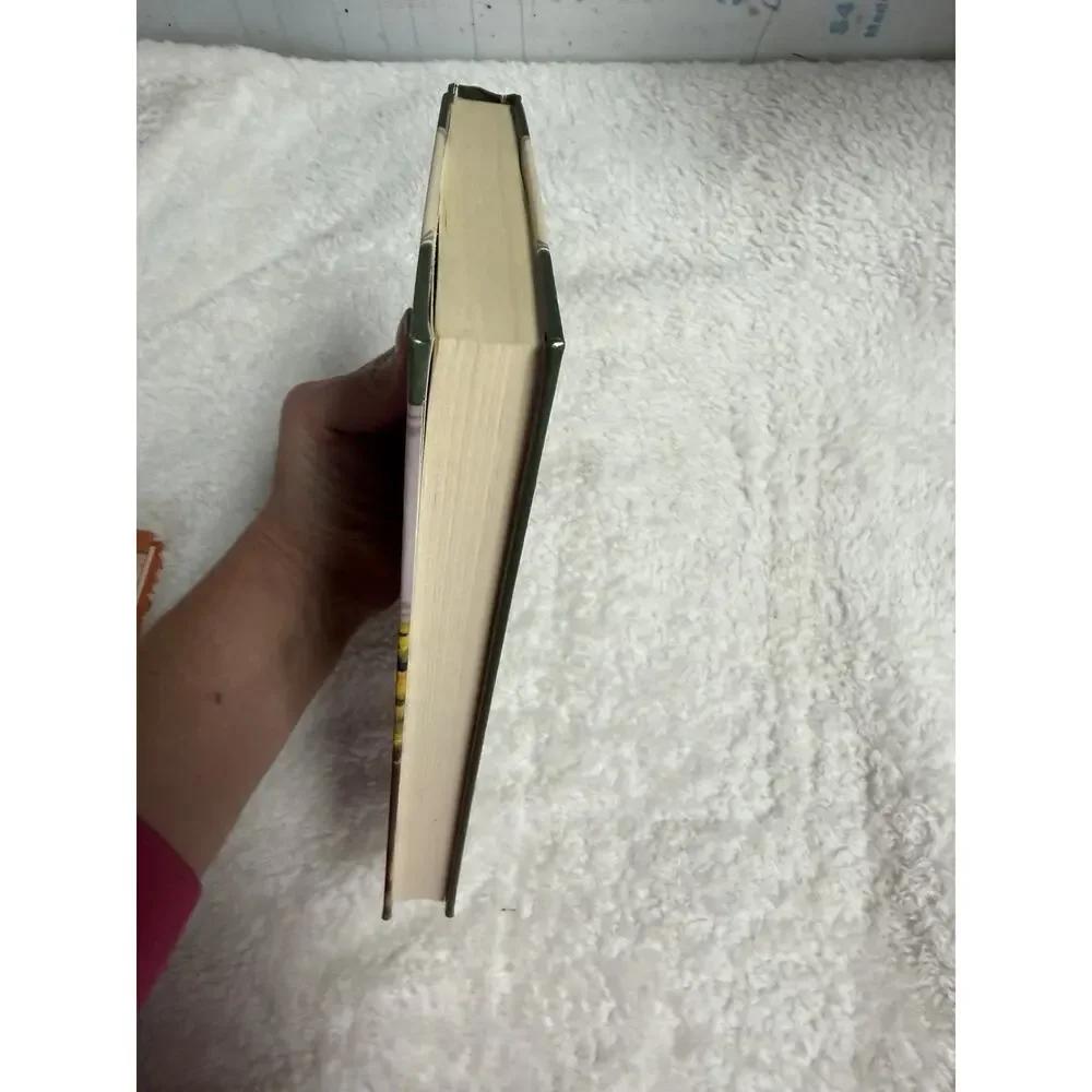 The Secrets of Mary's Bookshop (A Classic Case) Camy Tang Guideposts HB